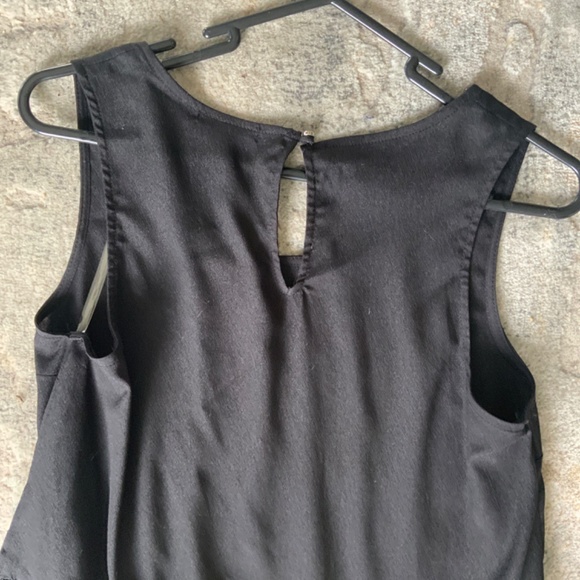 ♠️CUTE BLACK SLEEVLESS,WITH BOTTOM DETAIL - Picture 4 of 5